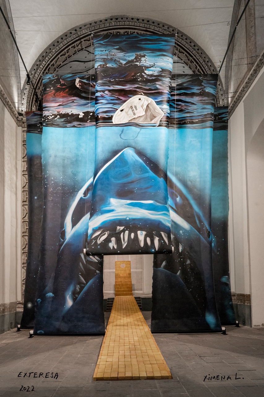 Disolución-Manifestación / Disolution -Manifestation, 2022
Pintura transitable. Acrílico sobre lienzo. 5 pendones suspendidos pintados por ambas caras / Walk through painting.
Acrylic over canvas. 5 suspended banners painted on both sides.
9.40 x 9 m

Photo: Pablo Monasterio