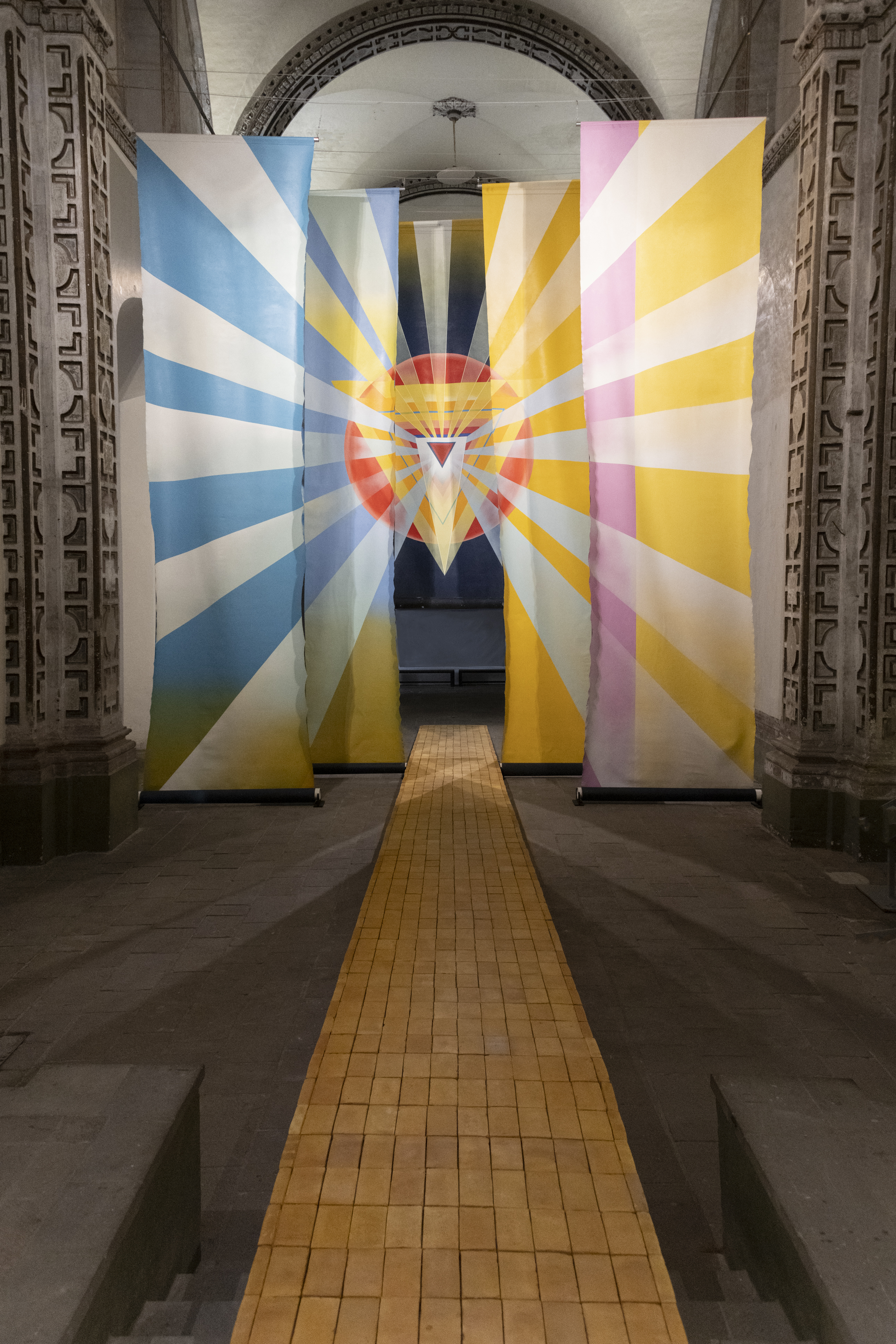 Disolución-Manifestación / Disolution -Manifestation, 2022
Pintura transitable. Acrílico sobre lienzo. 5 pendones suspendidos pintados por ambas caras / Walk through painting.
Acrylic over canvas. 5 suspended banners painted on both sides.
9.40 x 9 m