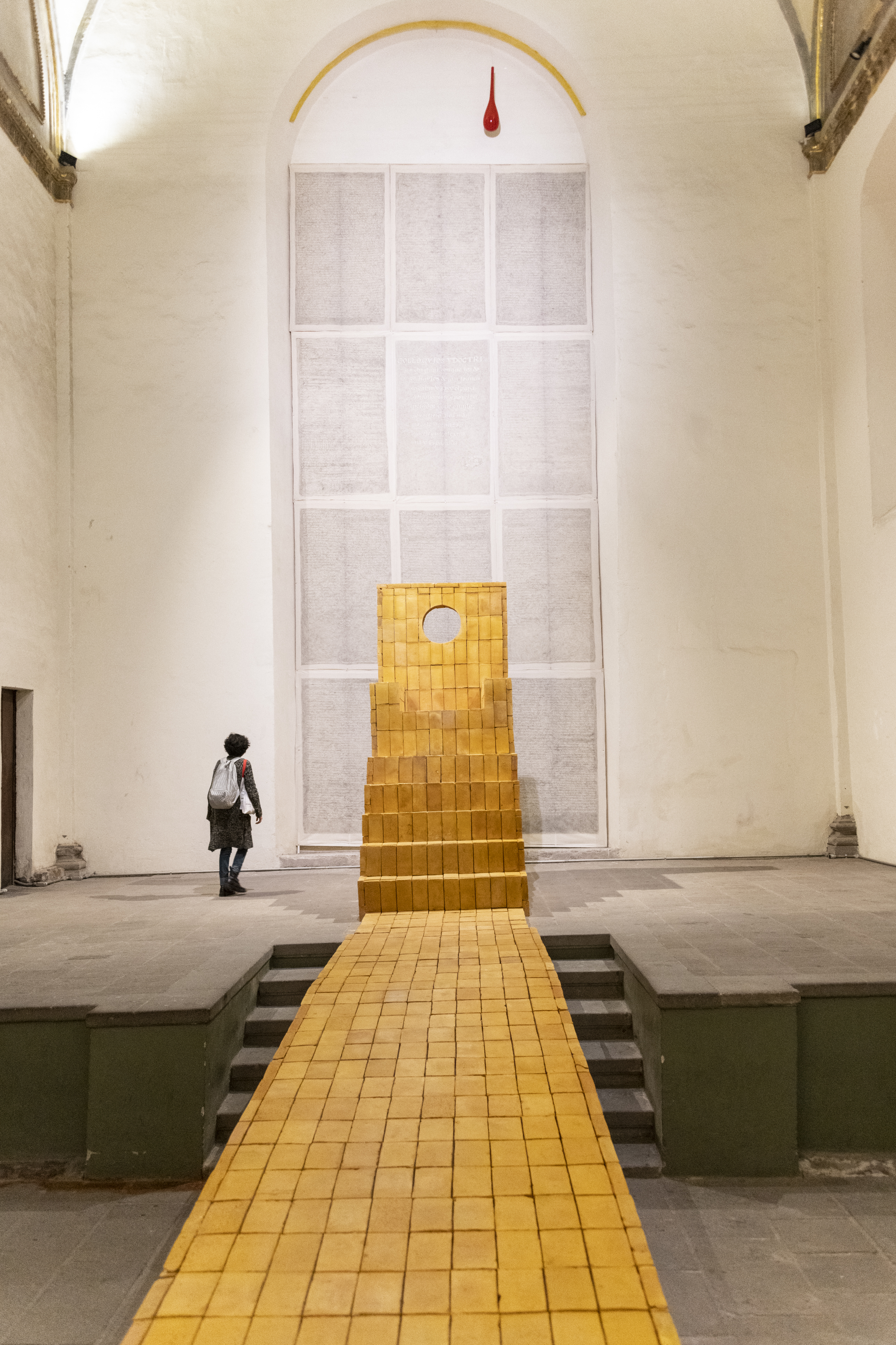 Trono (Jejuri) / Throne (Jejuri), Ximena Labra 2022 
Construcción de 2500 ladrillos pintados con cúrcuma, iluminación 
Construction. 2500 bricks- painted with turmeric, lighting. 
18 x 3 x 1.50 m