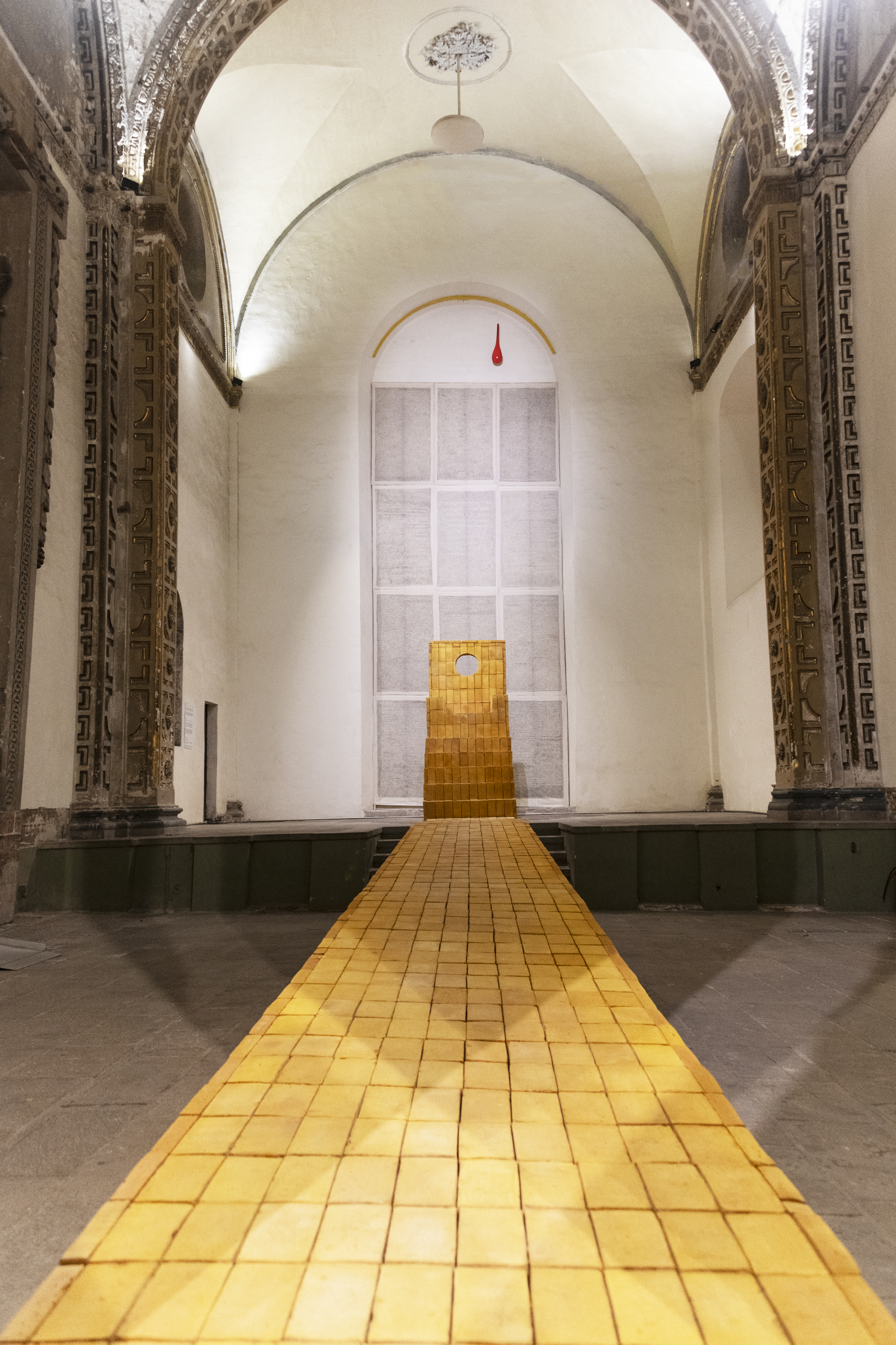 Trono (Jejuri) / Throne (Jejuri), Ximena Labra 2022 
Construcción de 2500 ladrillos pintados con cúrcuma, iluminación 
Construction. 2500 bricks- painted with turmeric, lighting. 
18 x 3 x 1.50 m