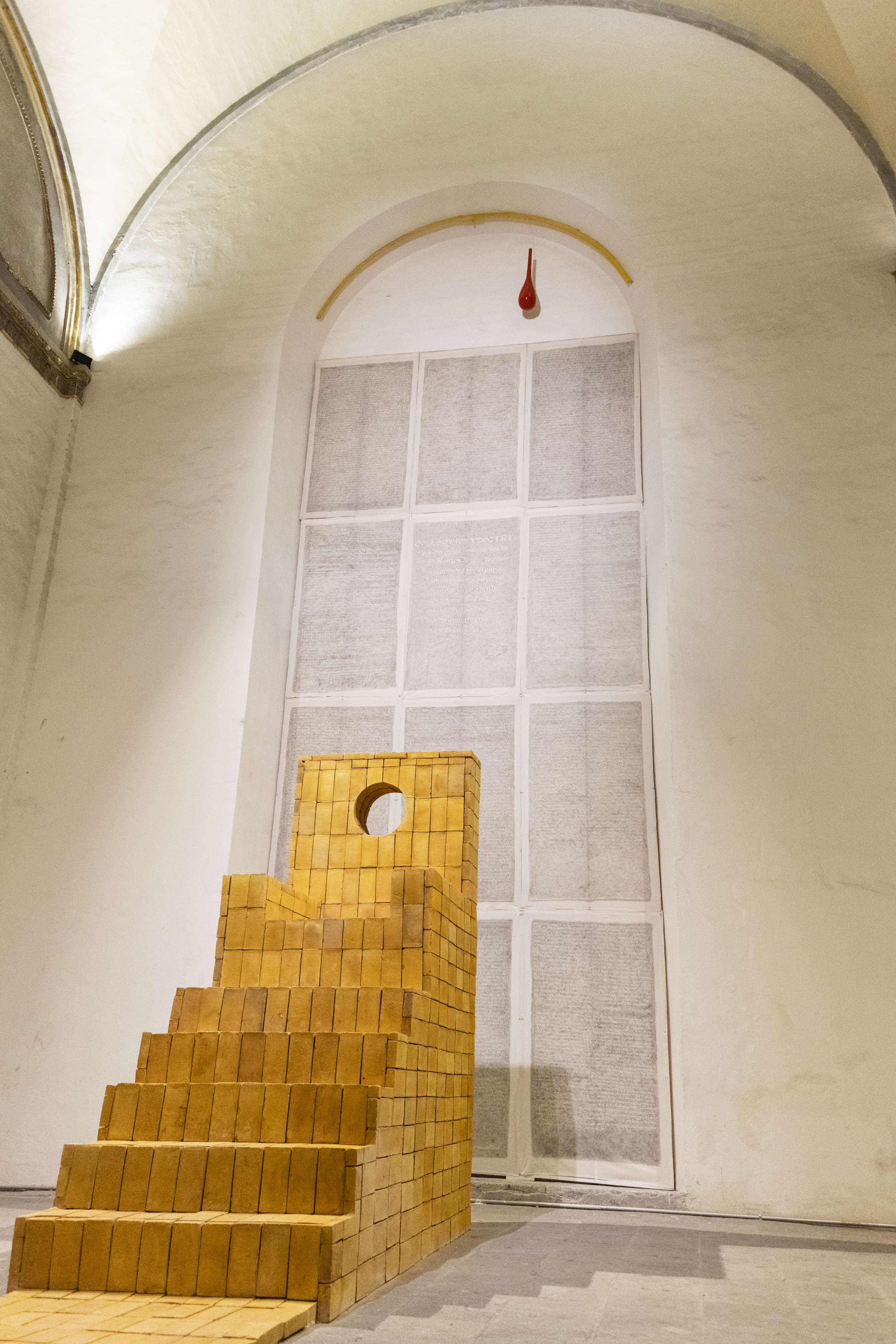 Trono (Jejuri) / Throne (Jejuri), Ximena Labra 2022 
Construcción de 2500 ladrillos pintados con cúrcuma, iluminación 
Construction. 2500 bricks- painted with turmeric, lighting. 
18 x 3 x 1.50 m