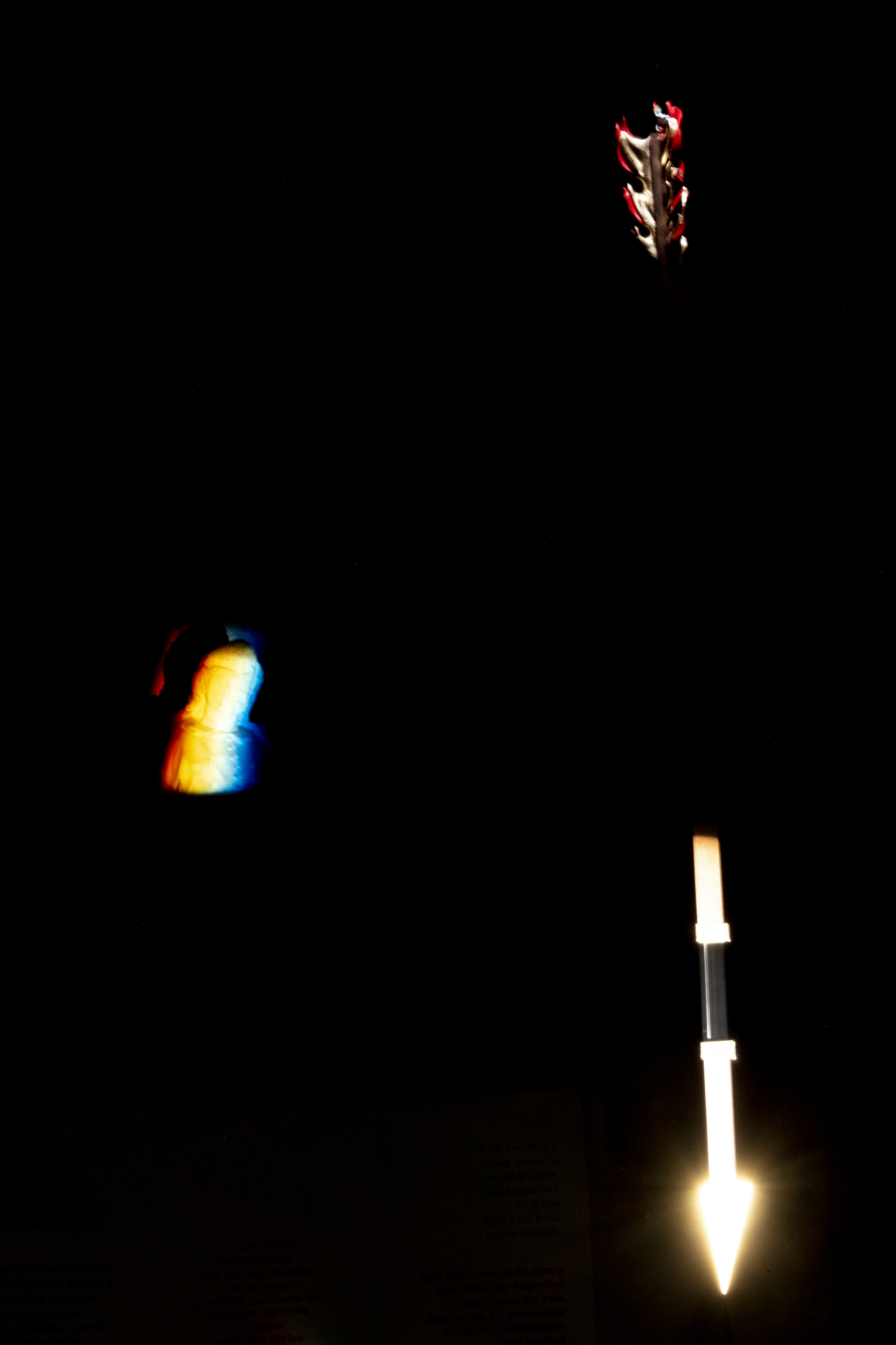 Transverberación/Transverberation,  2022 
Instalación con Espejos, Flecha de nogal con prisma de cristal, latón, y hoja de oro, citas de Santa Teresa de Ávila, Iluminación. Installation wit 2 mirrors, walnut arrow with a crystal prism, brass and gold leaf, quotations from St Teresa of Avila, lighting. 